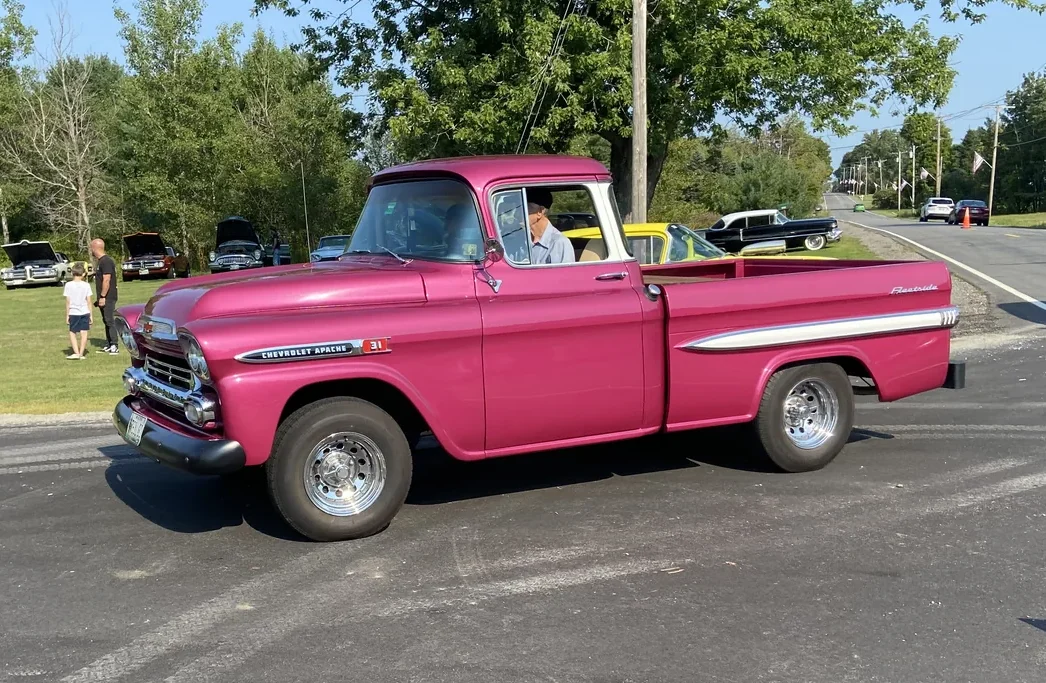 Pink 1958 Chevrolet Apache 31 Fleetside pickup at Freddie's Cruise-In 2022.